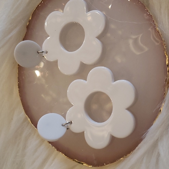 ⚡️ White Daisy Flower Power Earrings - Picture 2 of 4